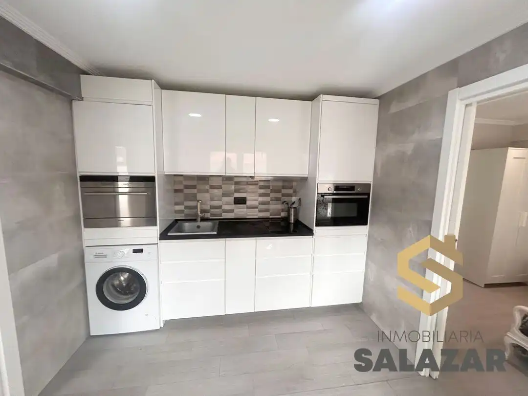 Cuina de Apartament de lloguer en Bilbao  amb Calefacció i Balcó