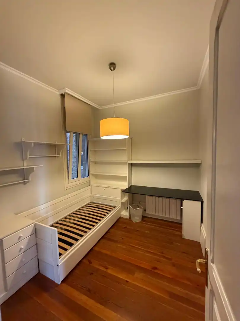 Schlafzimmer von Wohnung zur Miete in Vigo  mit Heizung, Parkett und Möbliert