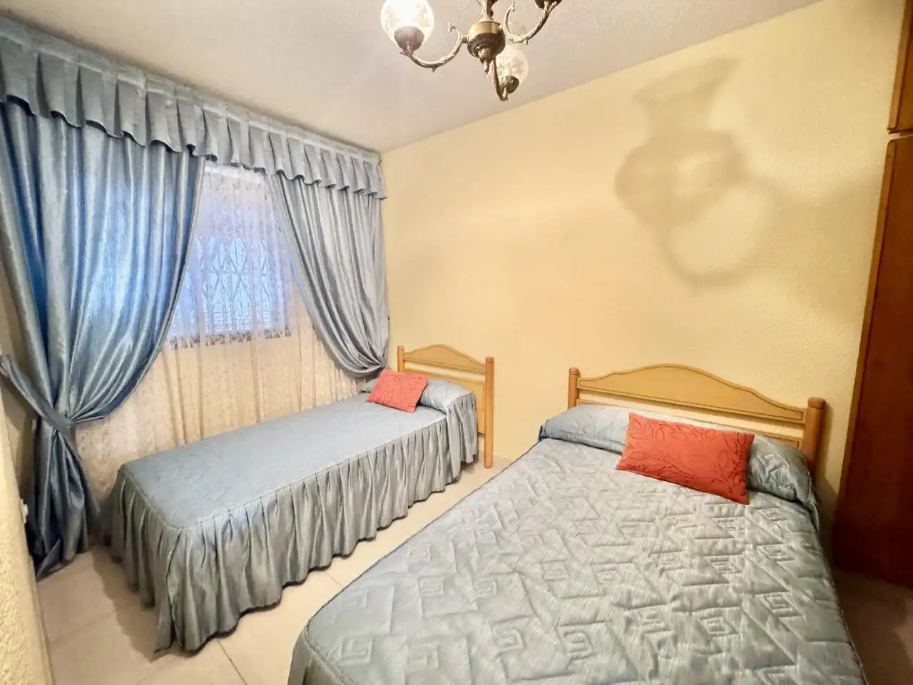 Habitación de Local en venta en Maello con Aire acondicionado