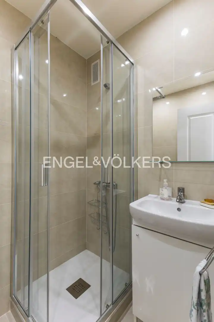 Badezimmer von Wohnung zum Verkauf in Madrid mit Klimaanlage, Heizung und Parkett