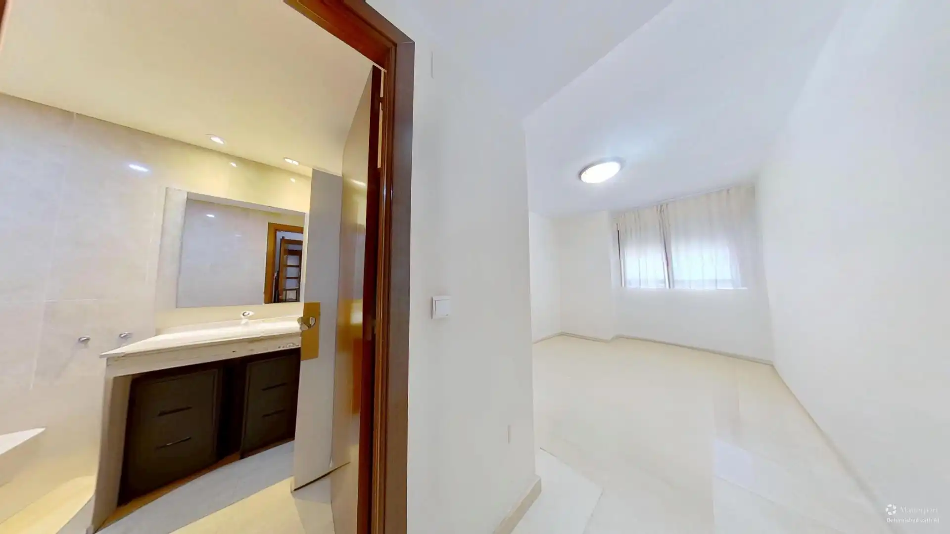 Wohnung zum Verkauf in Valencia mit Klimaanlage, Privatgarten und Terrasse