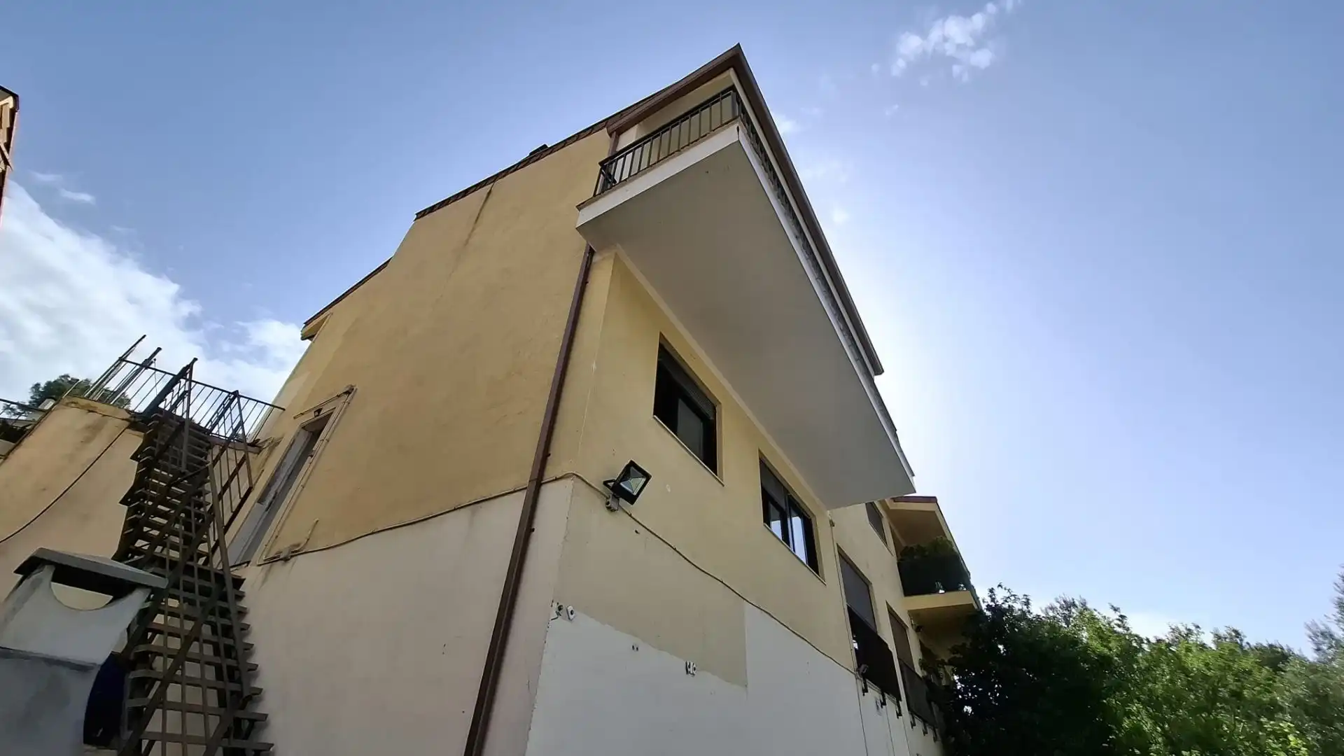 Vista exterior de Casa adosada en venda en Vallirana amb Aire condicionat i Terrassa