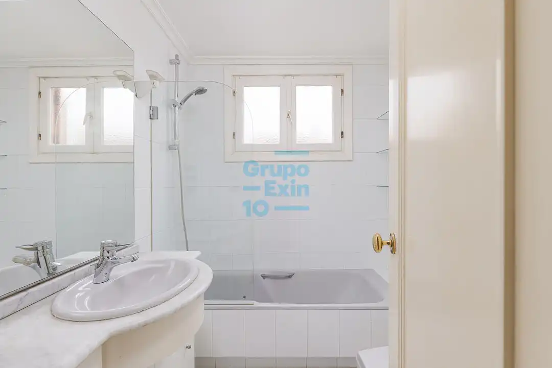 Bany de Àtic en venda en Donostia - San Sebastián  amb Calefacció, Terrassa i Piscina