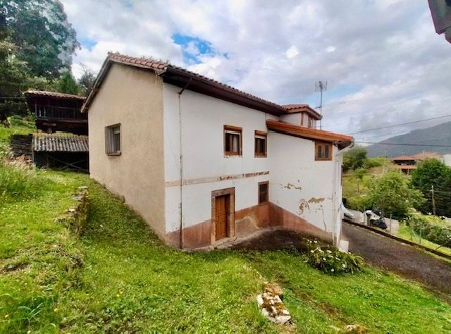 Vista exterior de Casa o xalet en venda en Pravia amb Calefacció, Jardí privat i Terrassa
