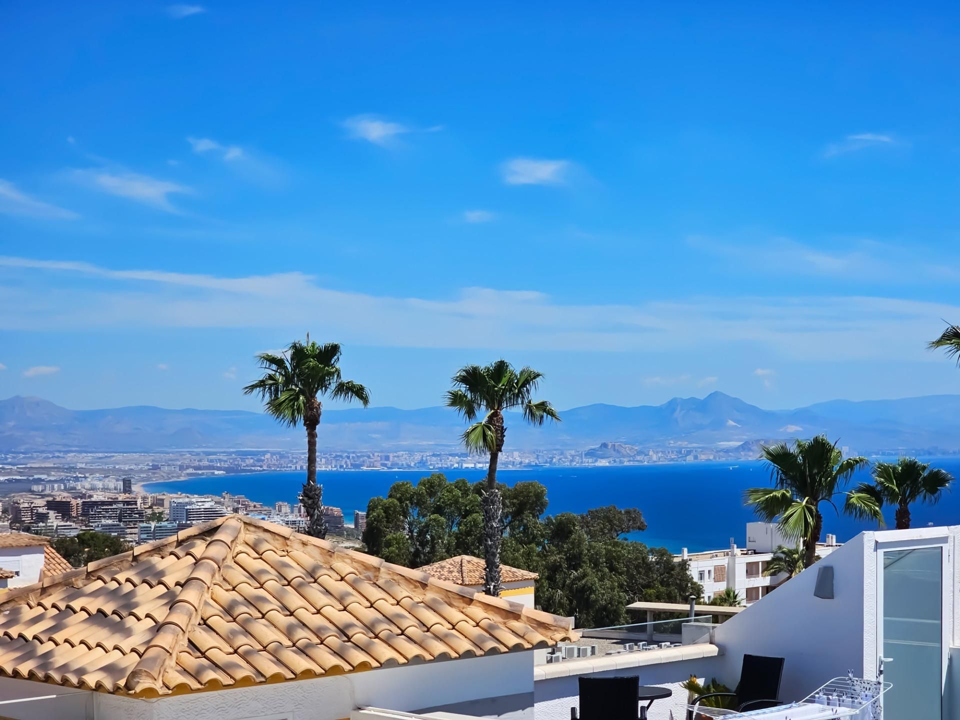 Vista exterior de Casa o xalet en venda en Santa Pola amb Aire condicionat, Calefacció i Jardí privat