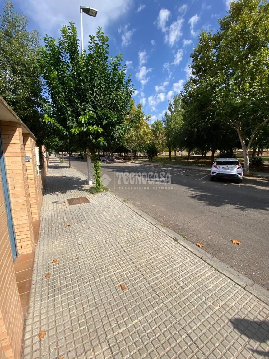 Vista exterior de Casa adosada en venda en Mérida