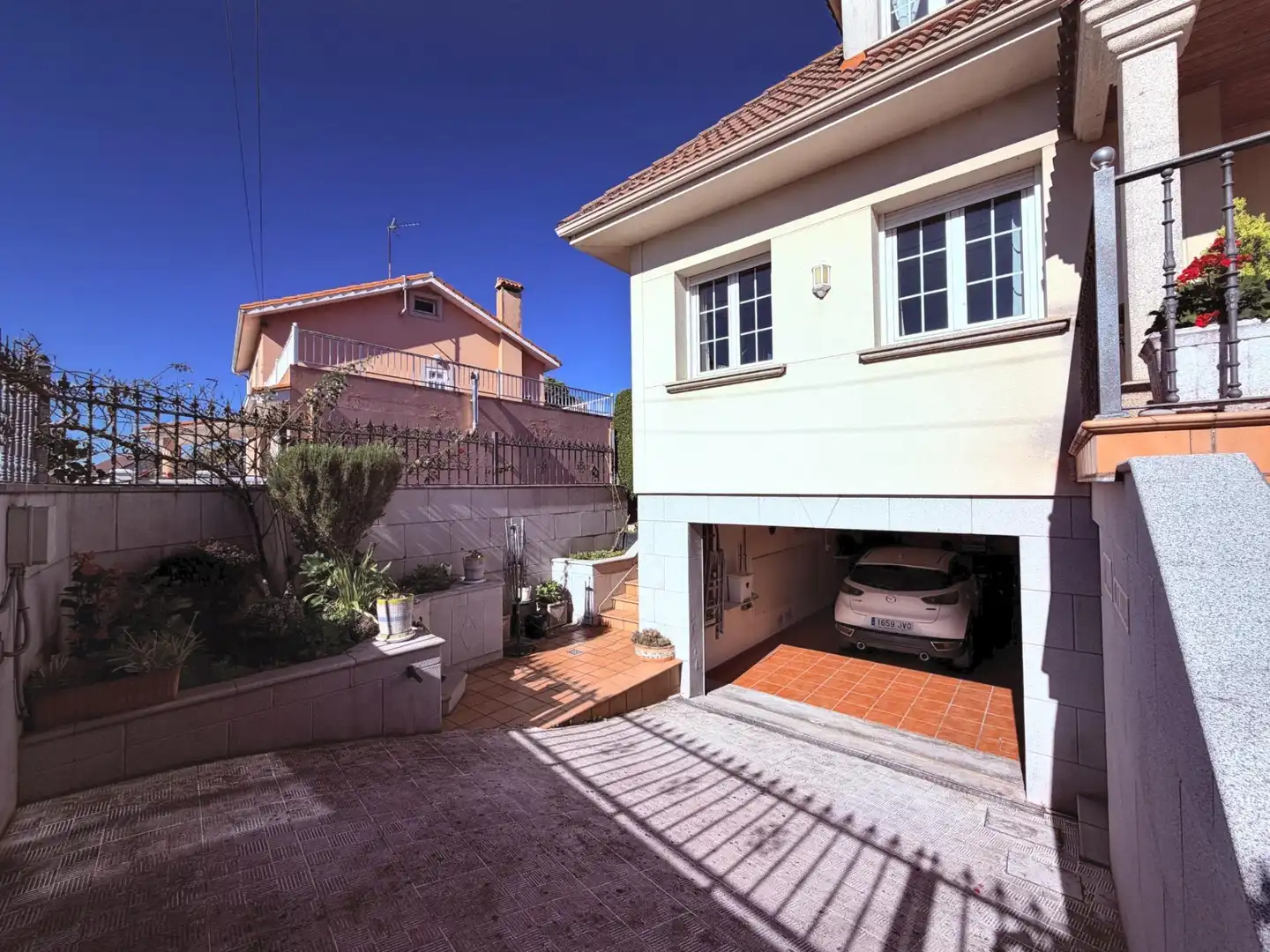 Vista exterior de Casa o xalet en venda en Oleiros amb Calefacció, Jardí privat i Terrassa