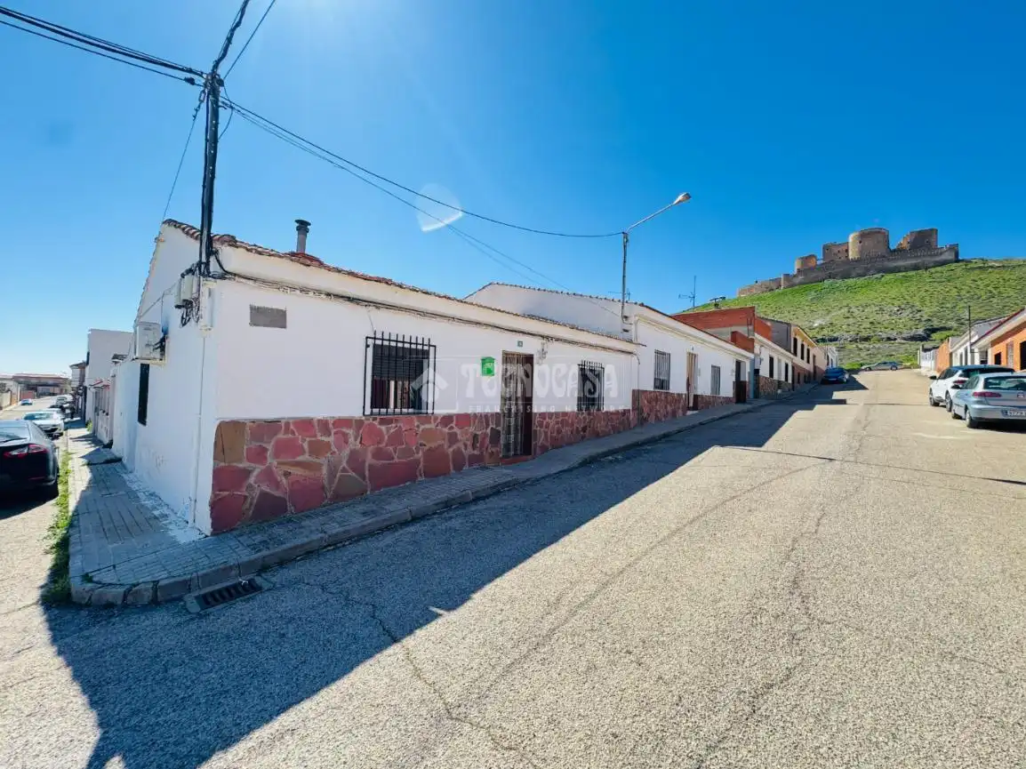Casa adosada en venta en Consuegra