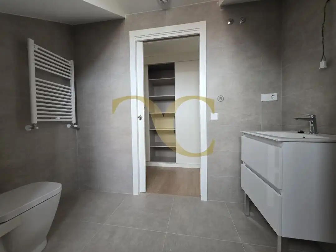 Badezimmer von Dachboden zum Verkauf in Llanes mit Heizung, Privatgarten und Terrasse