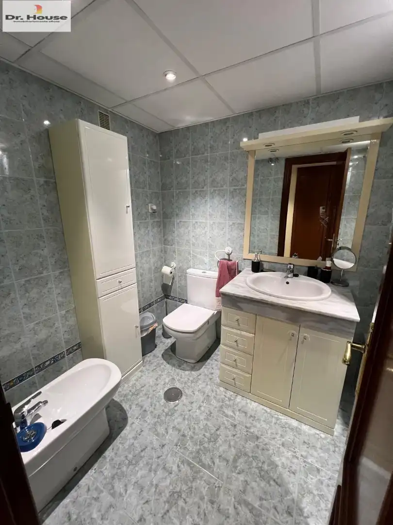 Baño de Piso de alquiler en Málaga con Aire acondicionado, Calefacción y Parquet