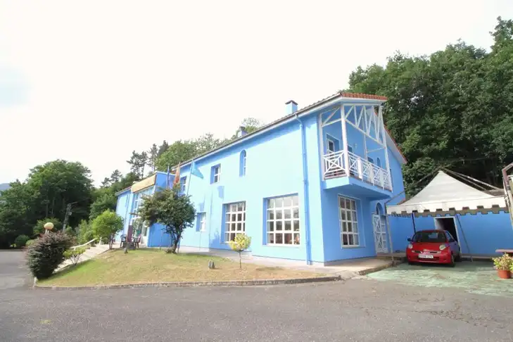 Vista exterior de Edifici en venda en Cangas de Onís amb Piscina comunitària