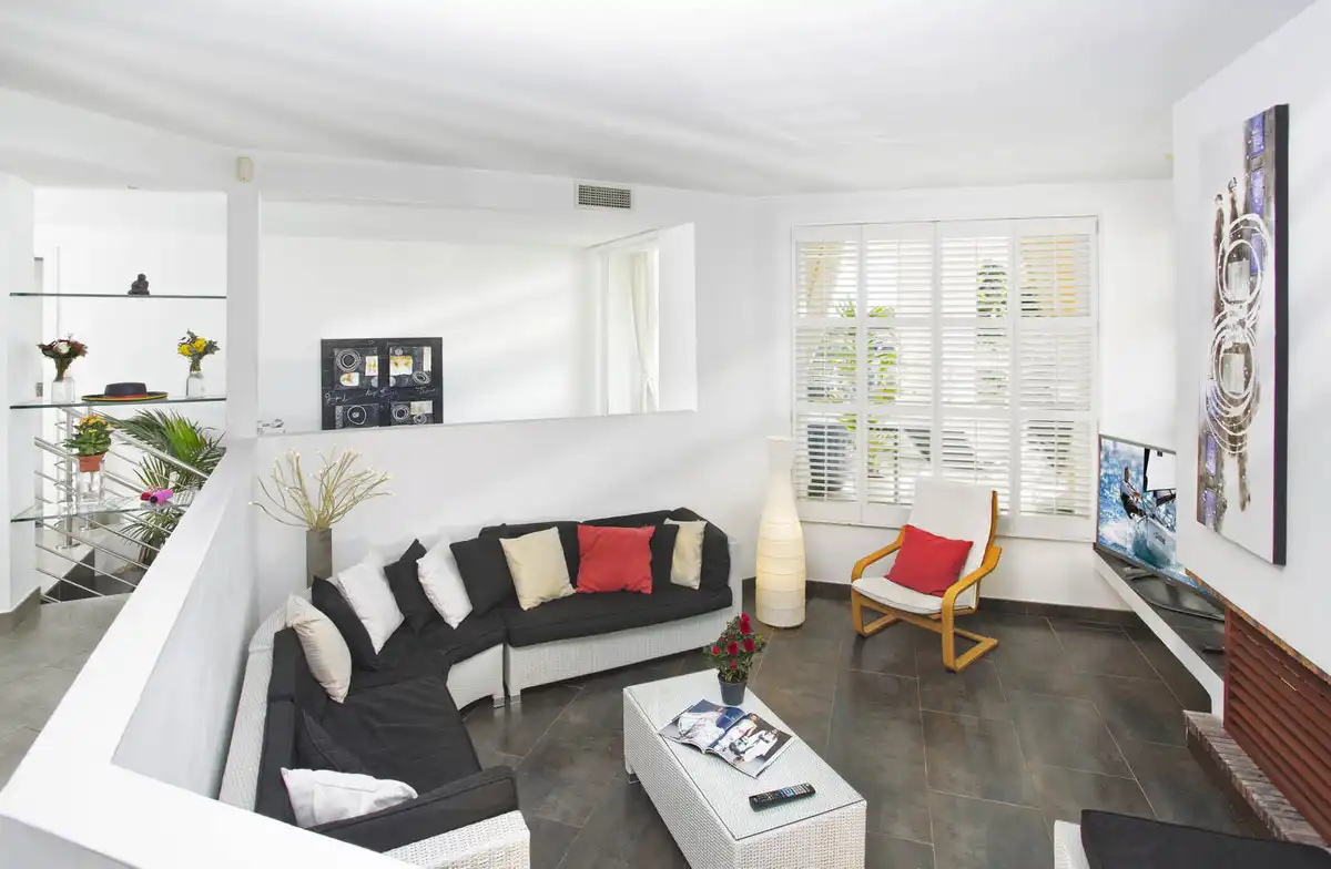 Sala d'estar de Casa o xalet en venda en Marbella amb Aire condicionat, Calefacció i Jardí privat