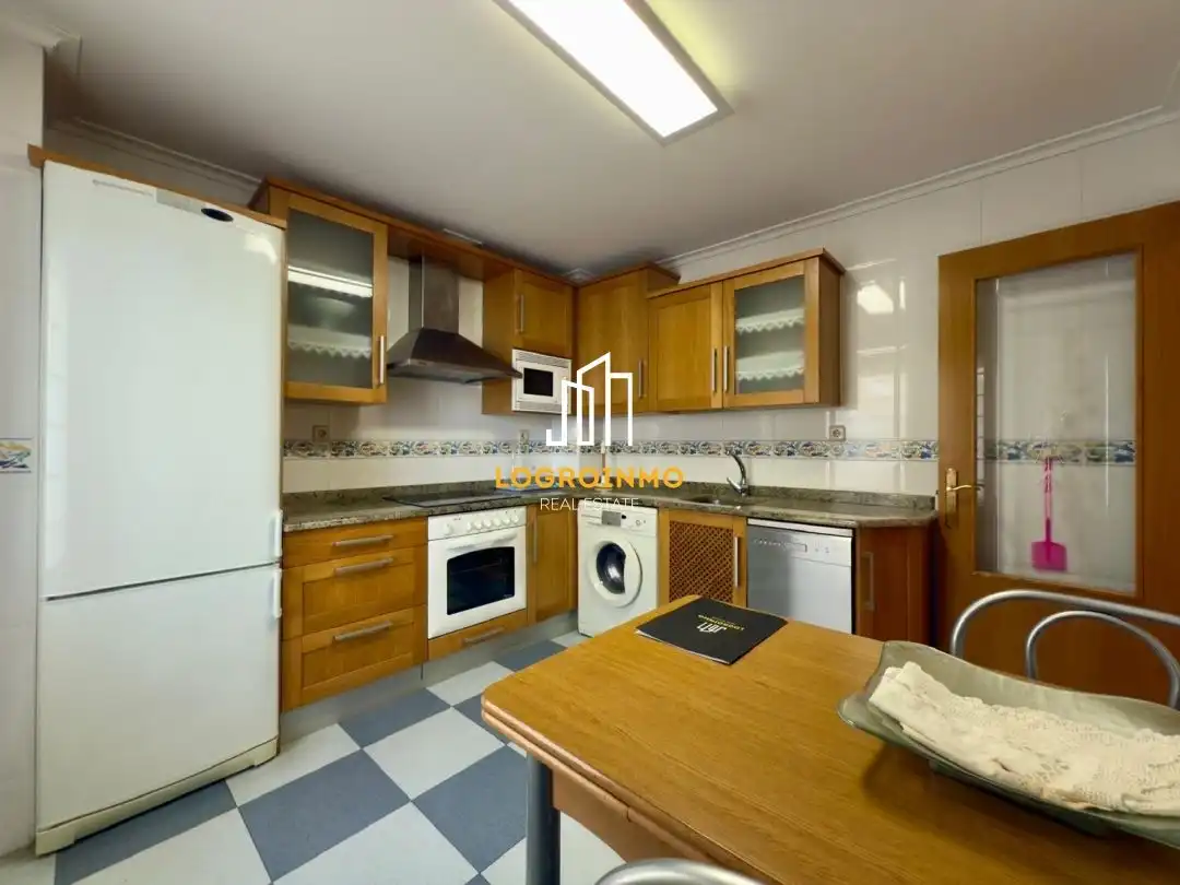 Cuina de Casa o xalet en venda en Oyón-Oion amb Calefacció, Terrassa i Moblat