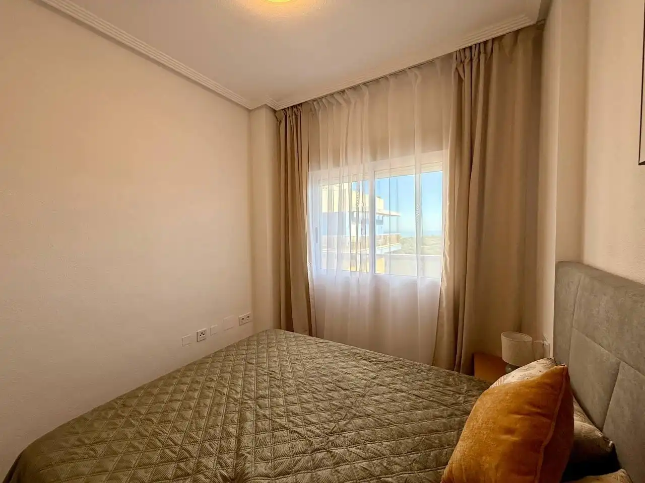 Habitación de Apartamento en venta en Guardamar del Segura con Aire acondicionado, Jardín privado y Terraza