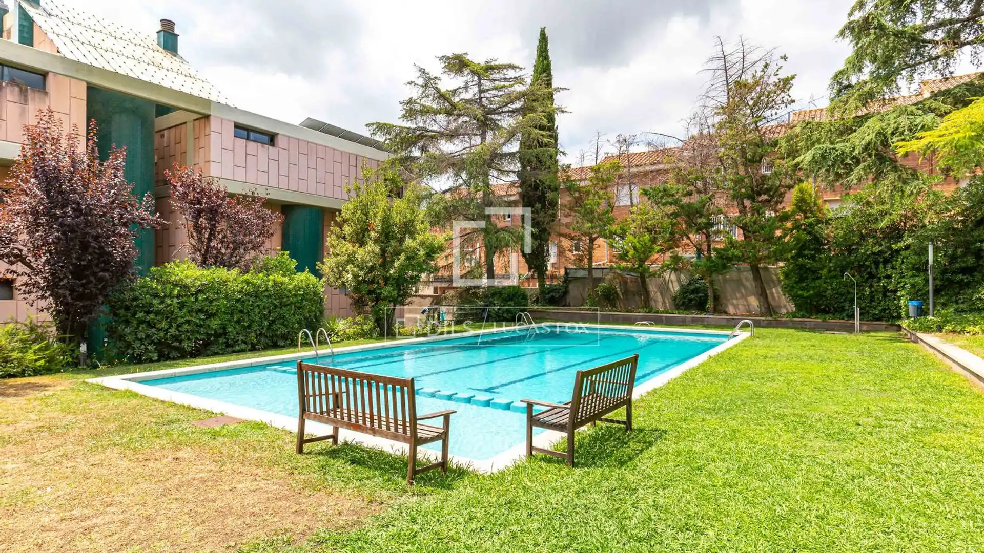 Swimming pool of Flat for sale in Esplugues de Llobregat  with Air Conditioner, Heating and Private garden