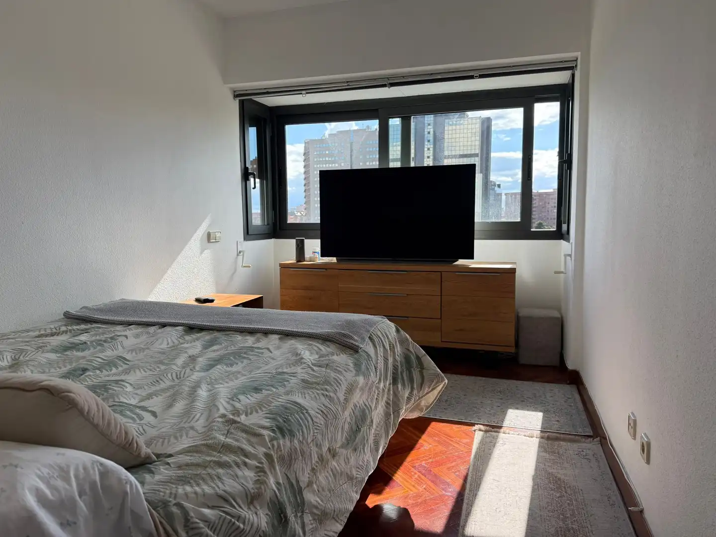 Bedroom of Flat for rent in Madrid  with Air Conditioner, Private garden and Swimming Pool