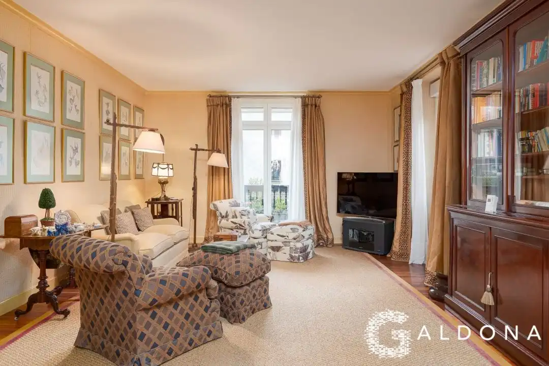 Sala d'estar de Casa o xalet en venda en Donostia - San Sebastián  amb Calefacció, Jardí privat i Terrassa