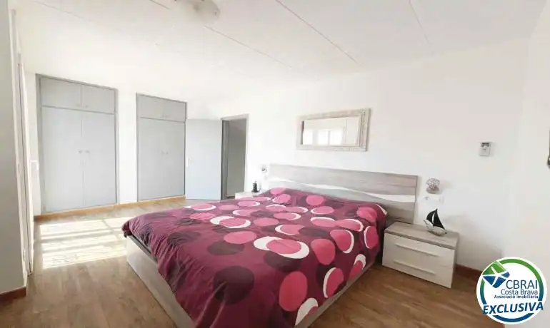 Dormitori de Casa adosada en venda en Empuriabrava amb Jardí privat i Moblat