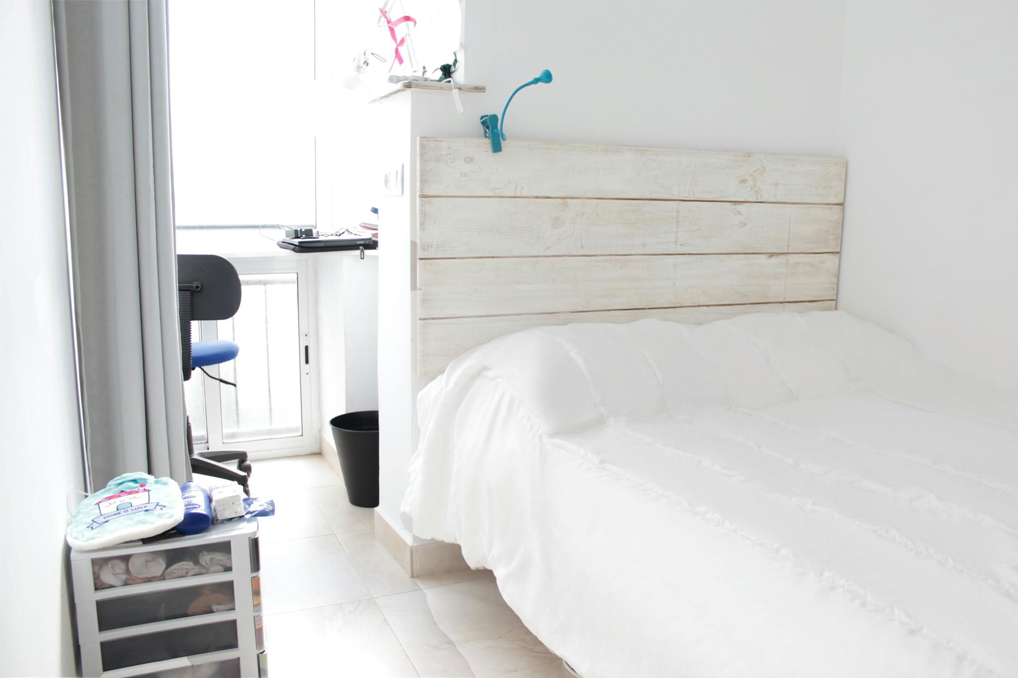 Bedroom of Flat for share in  Sevilla Capital  with Air Conditioner, Furnished and Washing machine