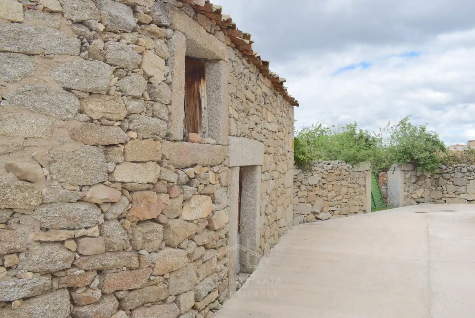 Vista exterior de Casa o xalet en venda en Navamorales amb Calefacció, Terrassa i Traster