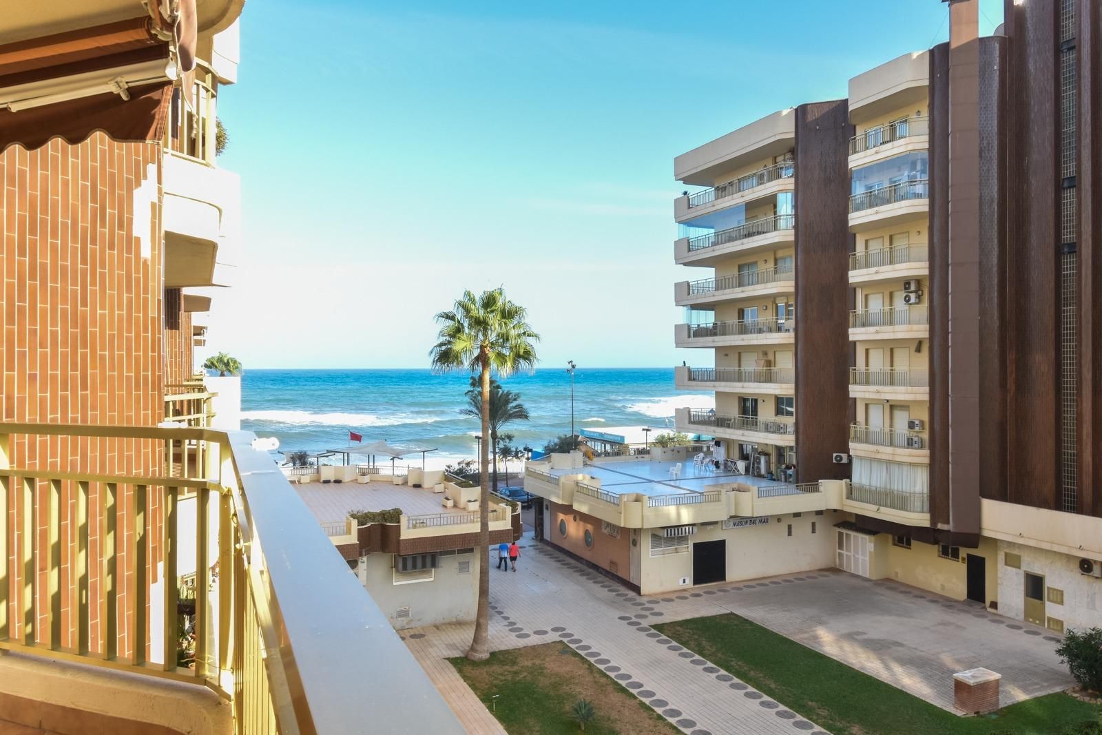 Dormitori de Apartament de lloguer en Fuengirola amb Aire condicionat, Calefacció i Jardí privat