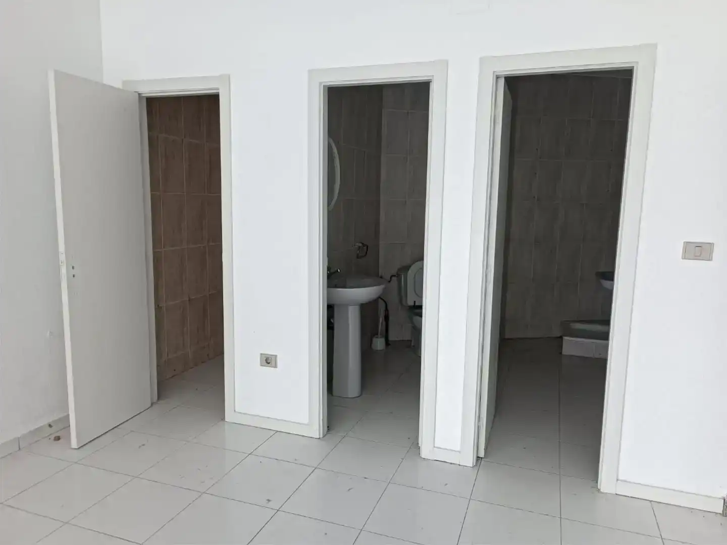 Badezimmer von Fabrikhallen zur Miete in Becerreá
