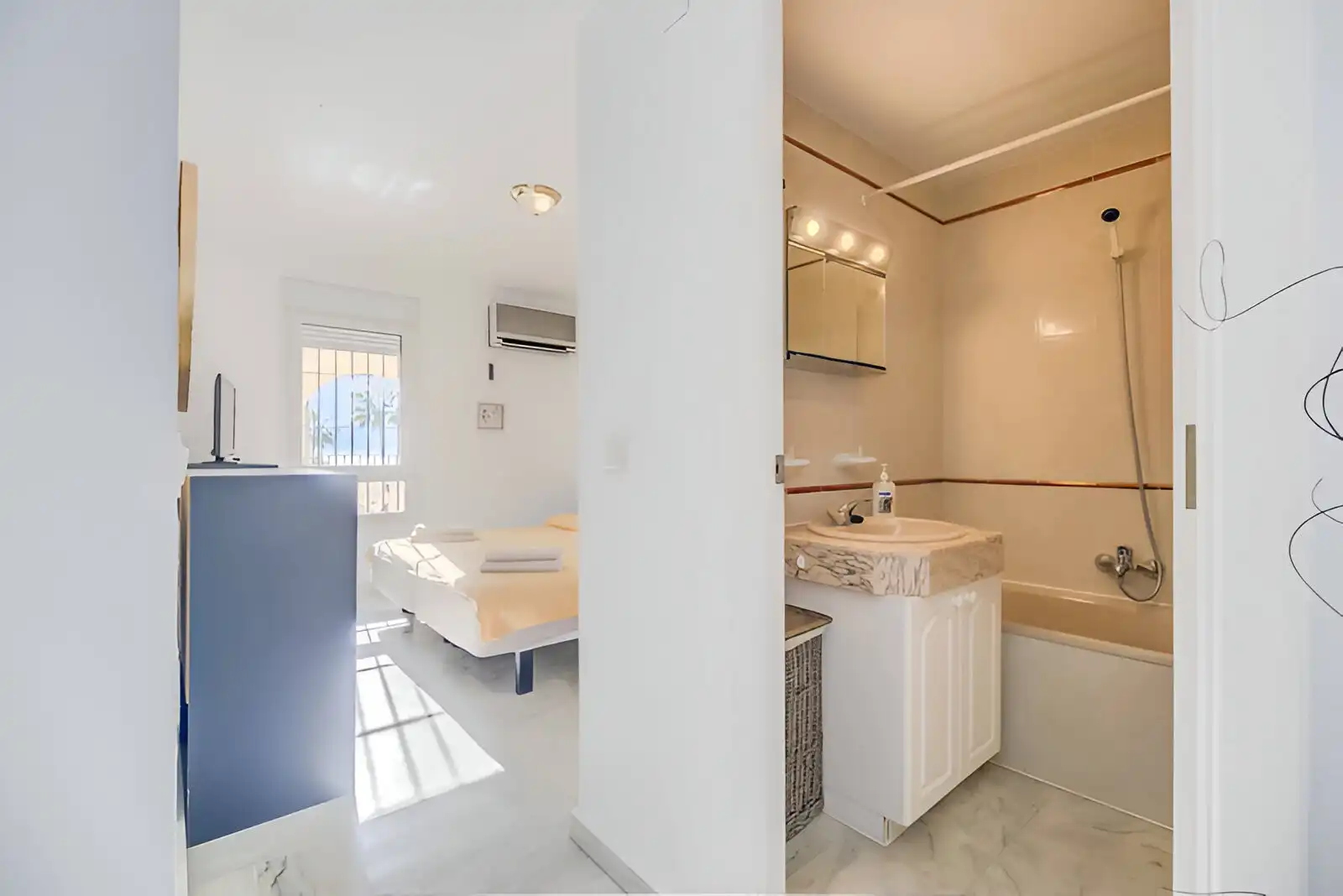 Habitación de Planta baja en venta en Benalmádena con Aire acondicionado, Terraza y Piscina