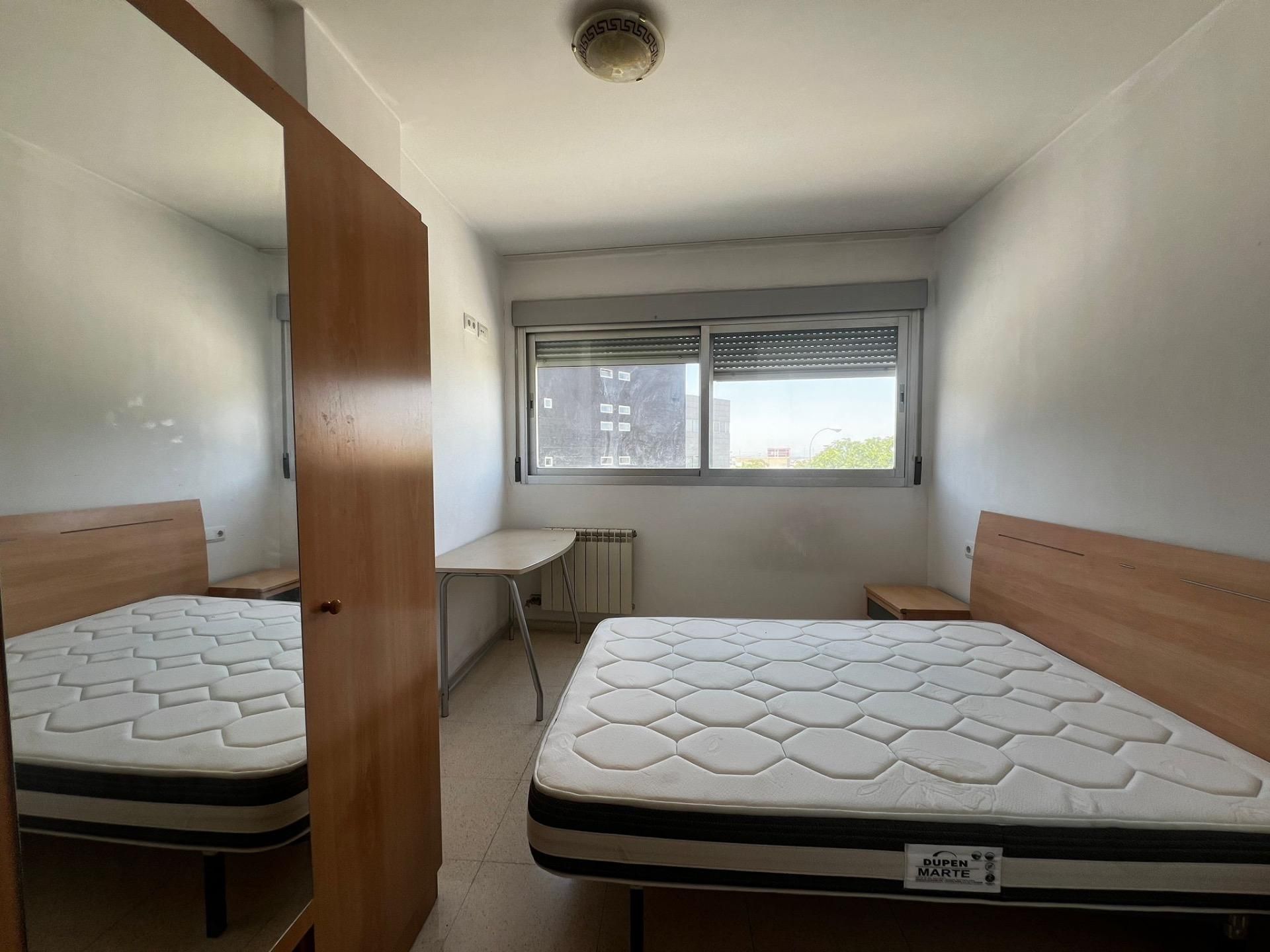 Bedroom of Flat to share in  Granada Capital