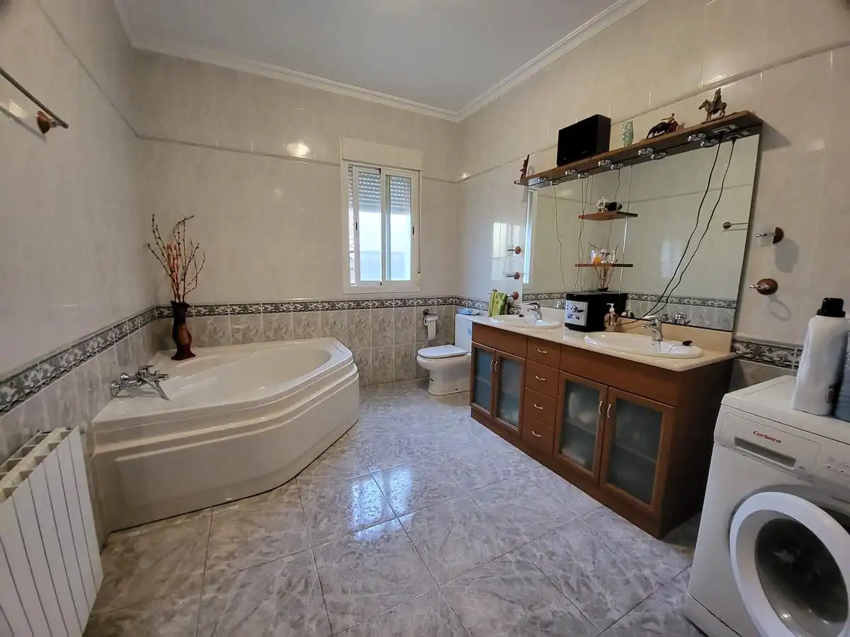 Baño de Casa o chalet en venta en Sisante con Calefacción, Jardín privado y Terraza