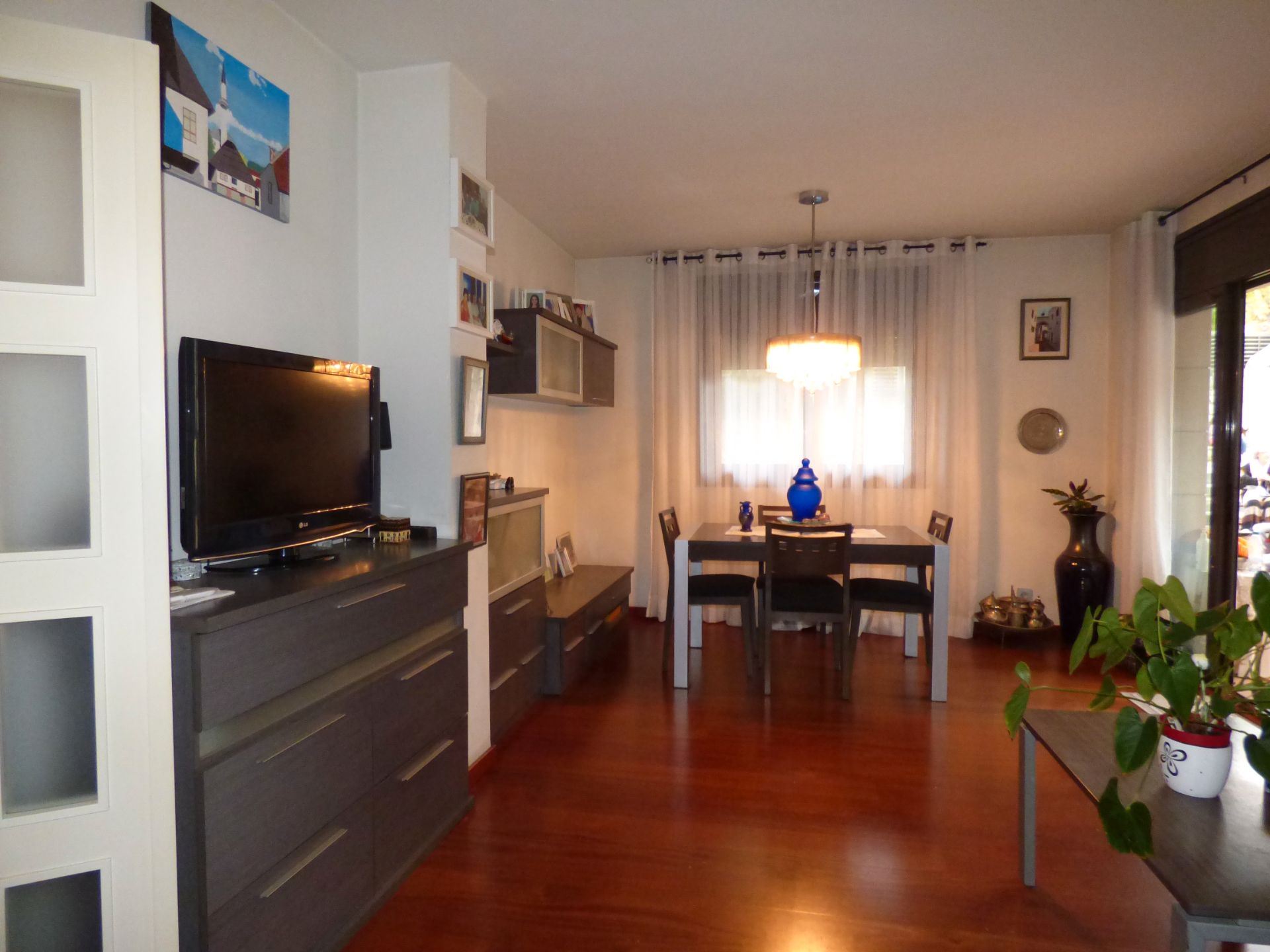 Sala d'estar de Planta baixa en venda en Cerdanyola del Vallès amb Aire condicionat, Calefacció i Jardí privat