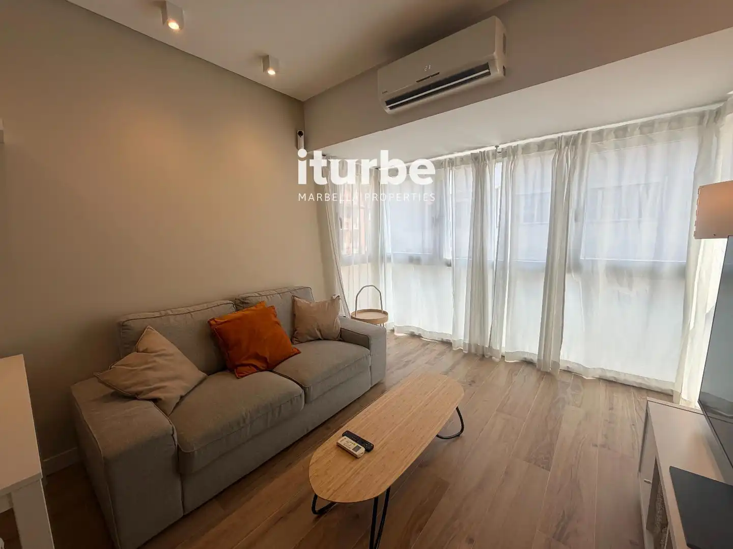 Living room of Flat for rent in Madrid  with Heating, Furnished and Alarm
