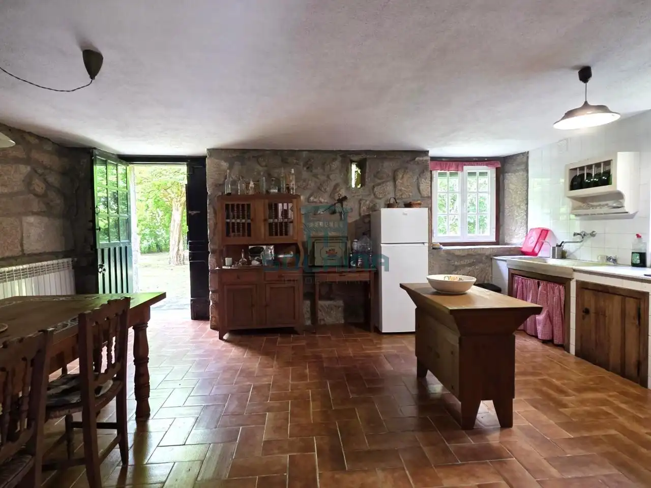 Cuina de Casa o xalet en venda en Ourense Capital  amb Calefacció i Jardí privat