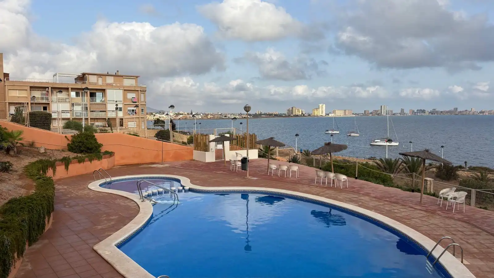 Schwimmbecken von Wohnungen zum Verkauf in Cartagena mit Klimaanlage, Heizung und Terrasse