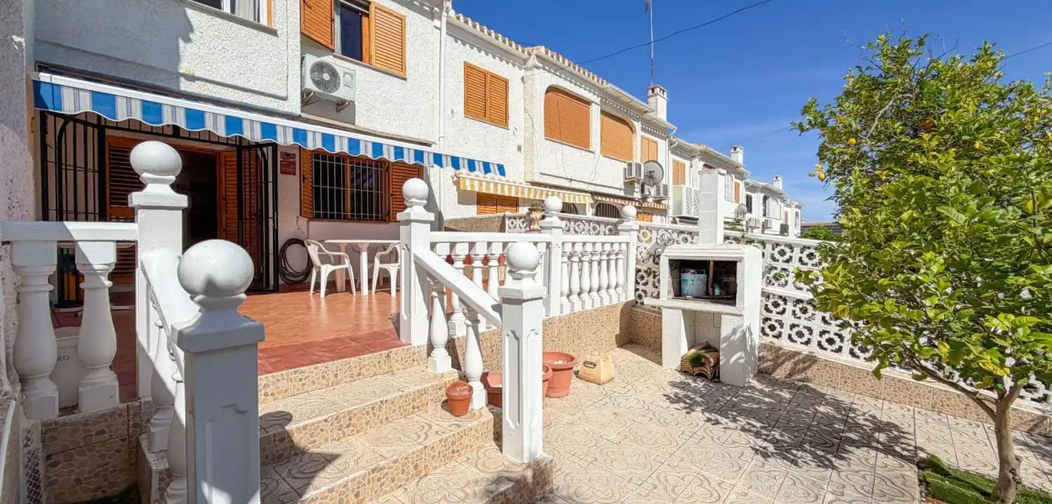 Casa a schiera con terrazza in vendita a Jazmines