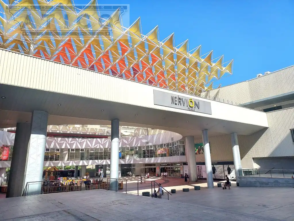 Vista exterior de Piso en venta en Sevilla con Aire acondicionado, Jardín privado y Piscina