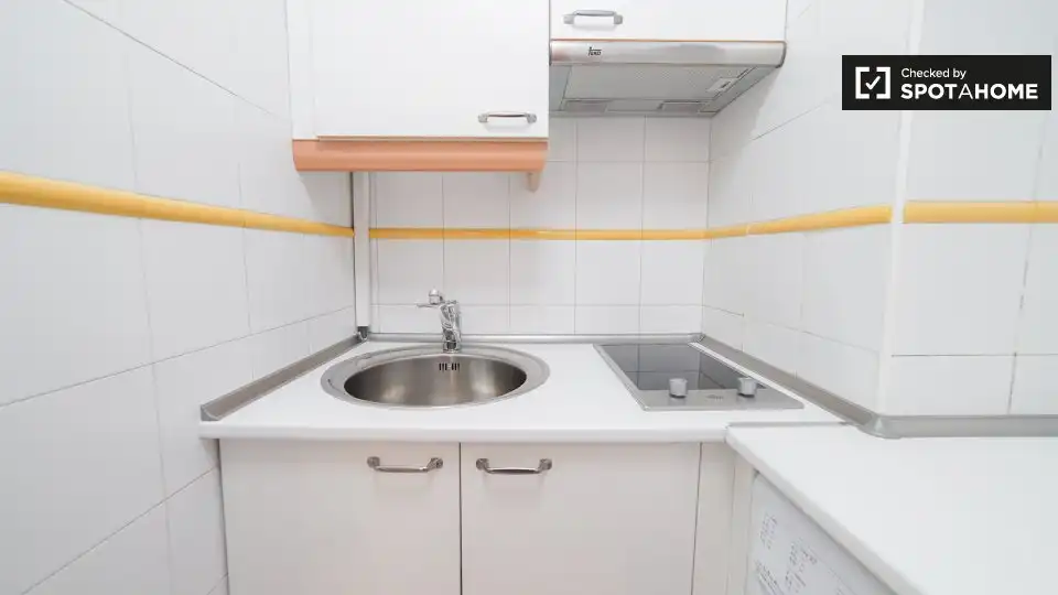 Cuina de Pis de lloguer en Madrid amb Aire condicionat, Calefacció i Moblat