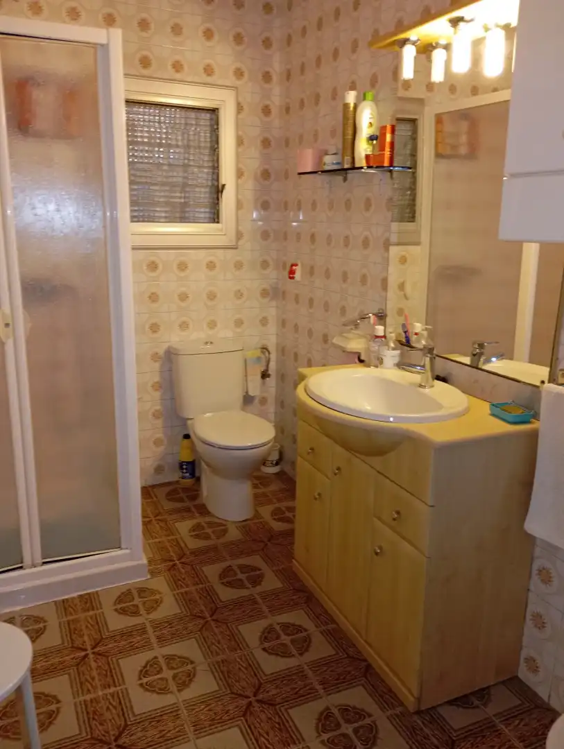 Badezimmer von Einfamilien-Reihenhaus zum Verkauf in Lécera mit Abstellraum, Möbliert und Ofen