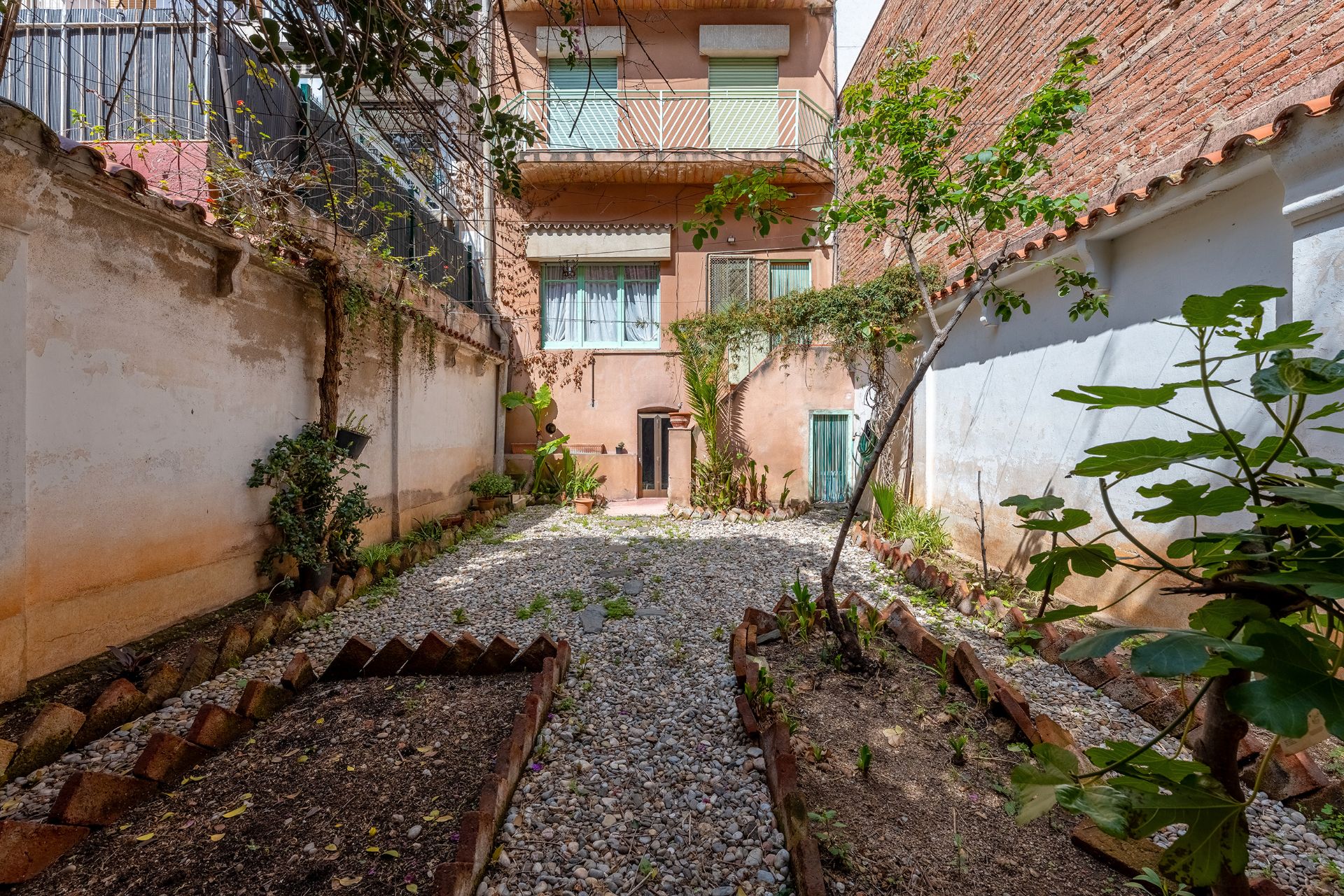Exterior view of Single-family semi-detached for sale in  Barcelona Capital  with Heating, Private garden and Terrace