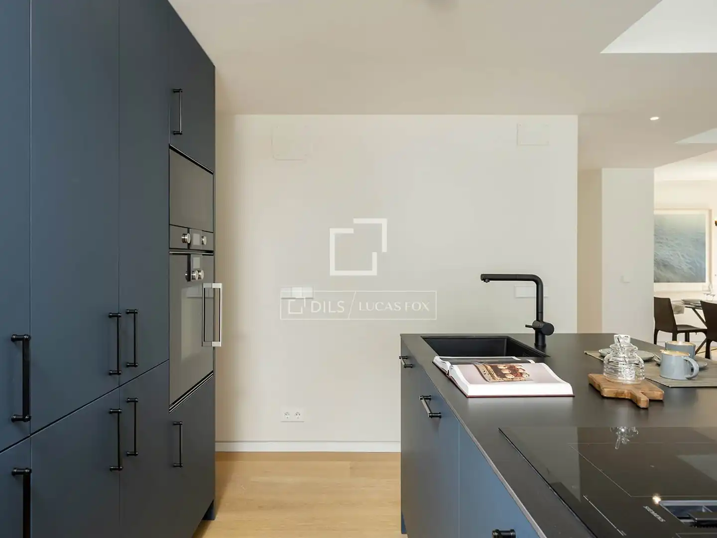 Küche von Wohnung zum Verkauf in Barcelona mit Klimaanlage, Terrasse und Schwimmbad