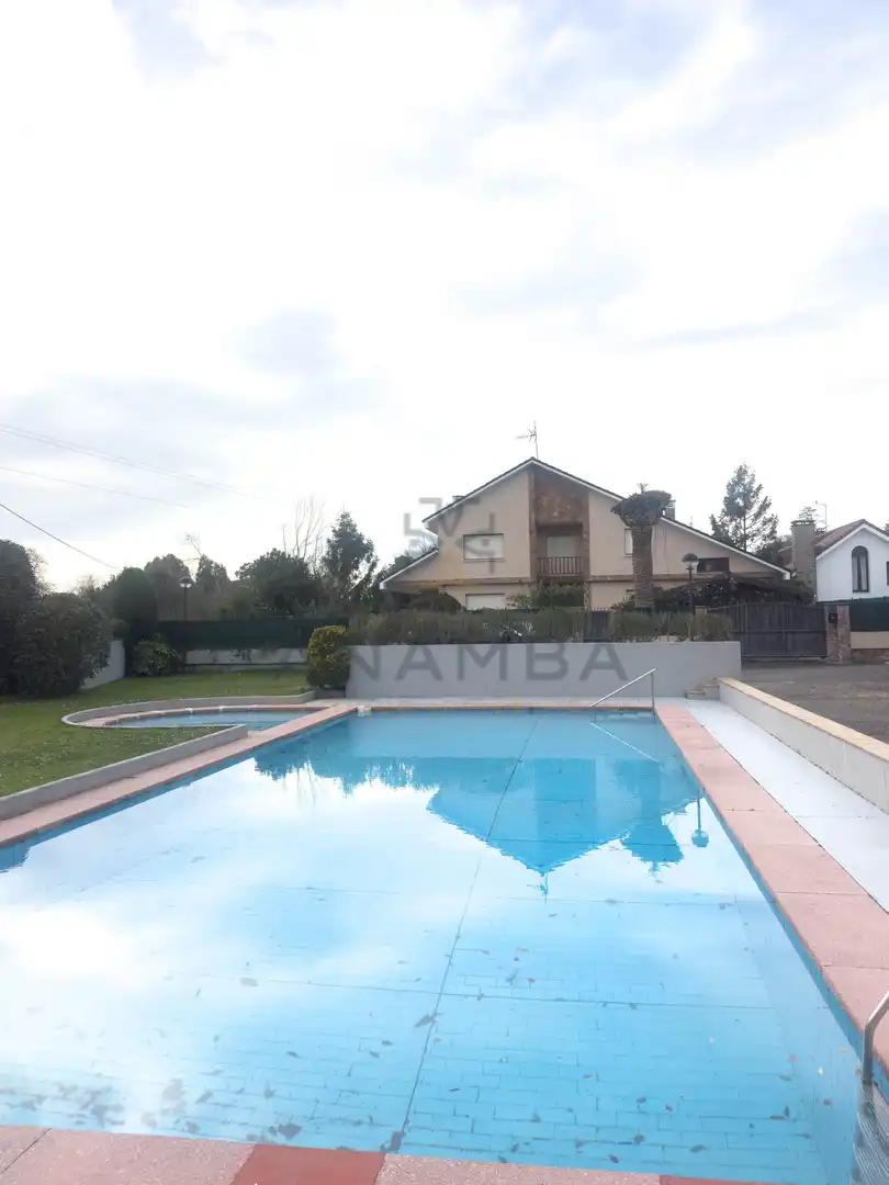 Piscina de Casa o xalet en venda en Gijón  amb Traster i Piscina