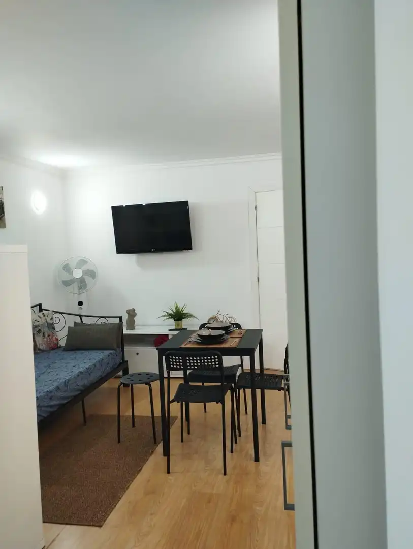 Sala d'estar de Estudi de lloguer en Puerto de la Cruz amb Moblat