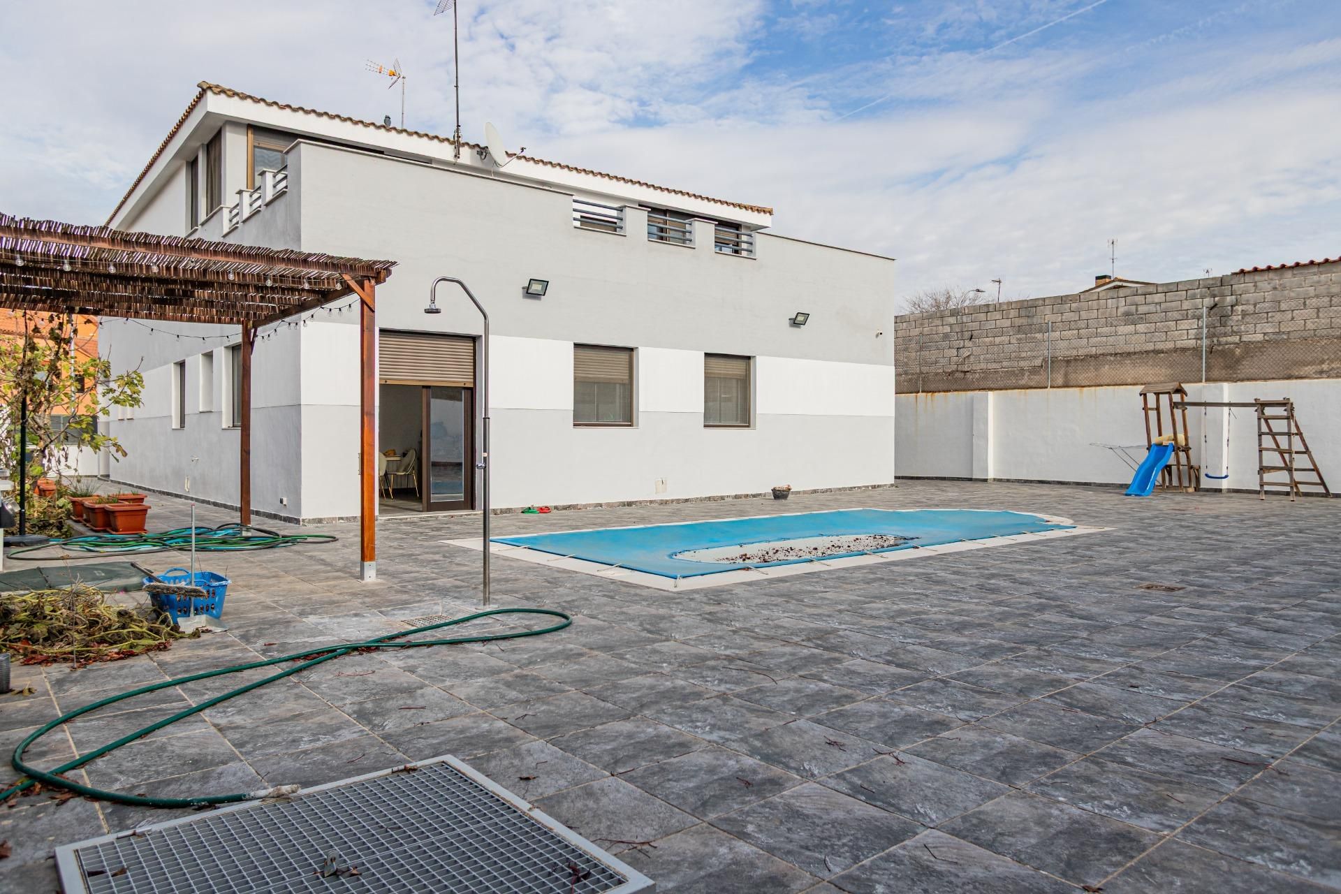 Swimming pool of House or chalet for sale in  Madrid Capital  with Air Conditioner, Heating and Private garden