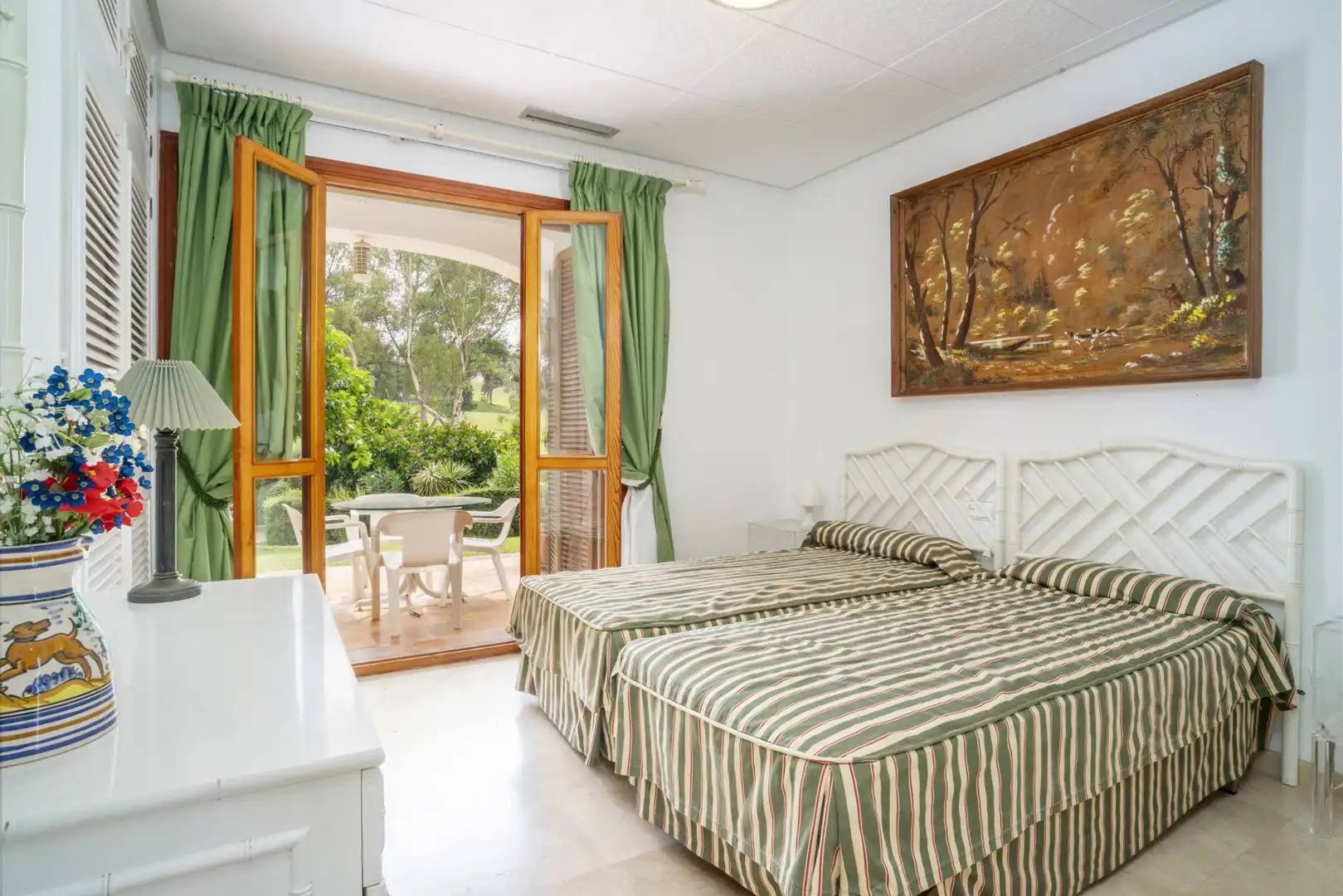 Habitación de Planta baja en venta en Marbella con Aire acondicionado, Terraza y Piscina