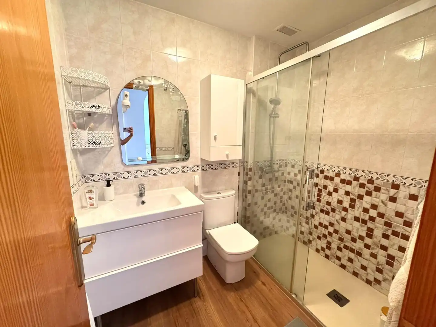Baño de Apartamento de alquiler en Elche / Elx con Aire acondicionado, Terraza y Amueblado