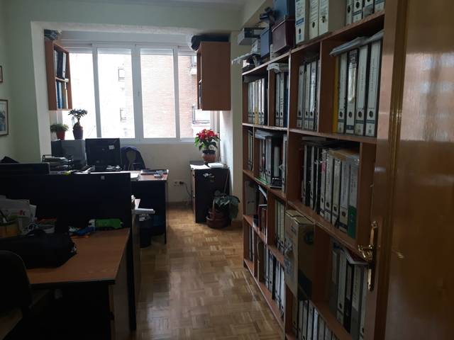 Piso en Venta en Calle de Saavedra Fajardo en Puerta del Ángel