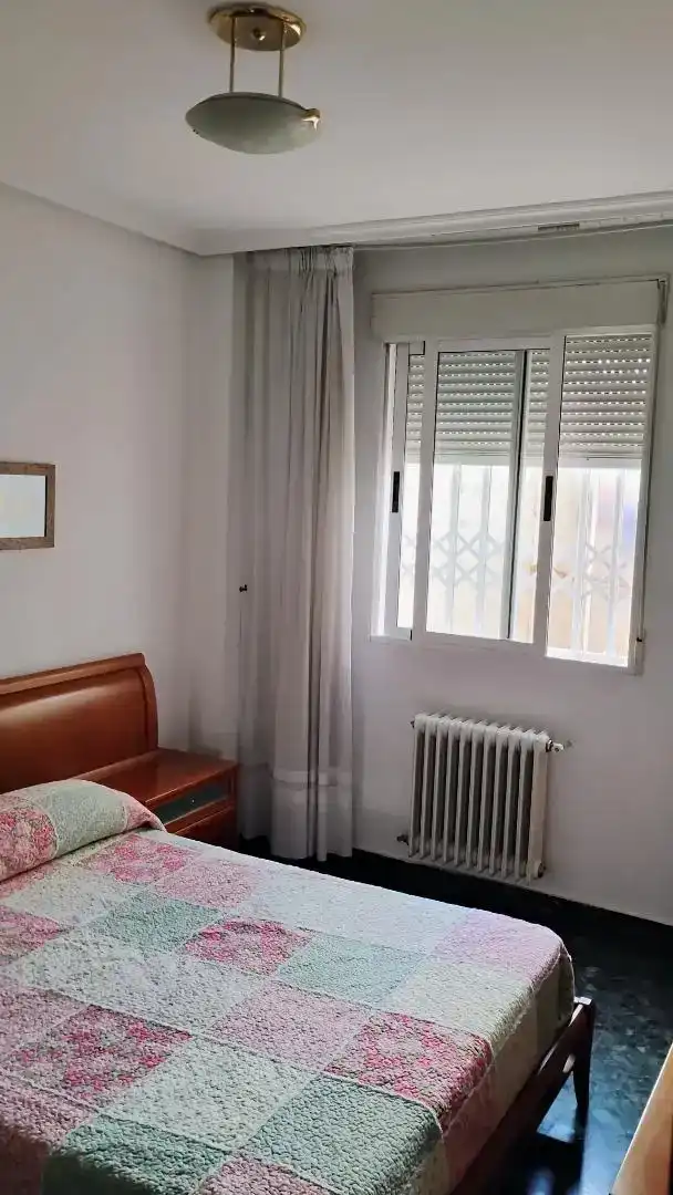 Bedroom of Flat for share in El Pilar