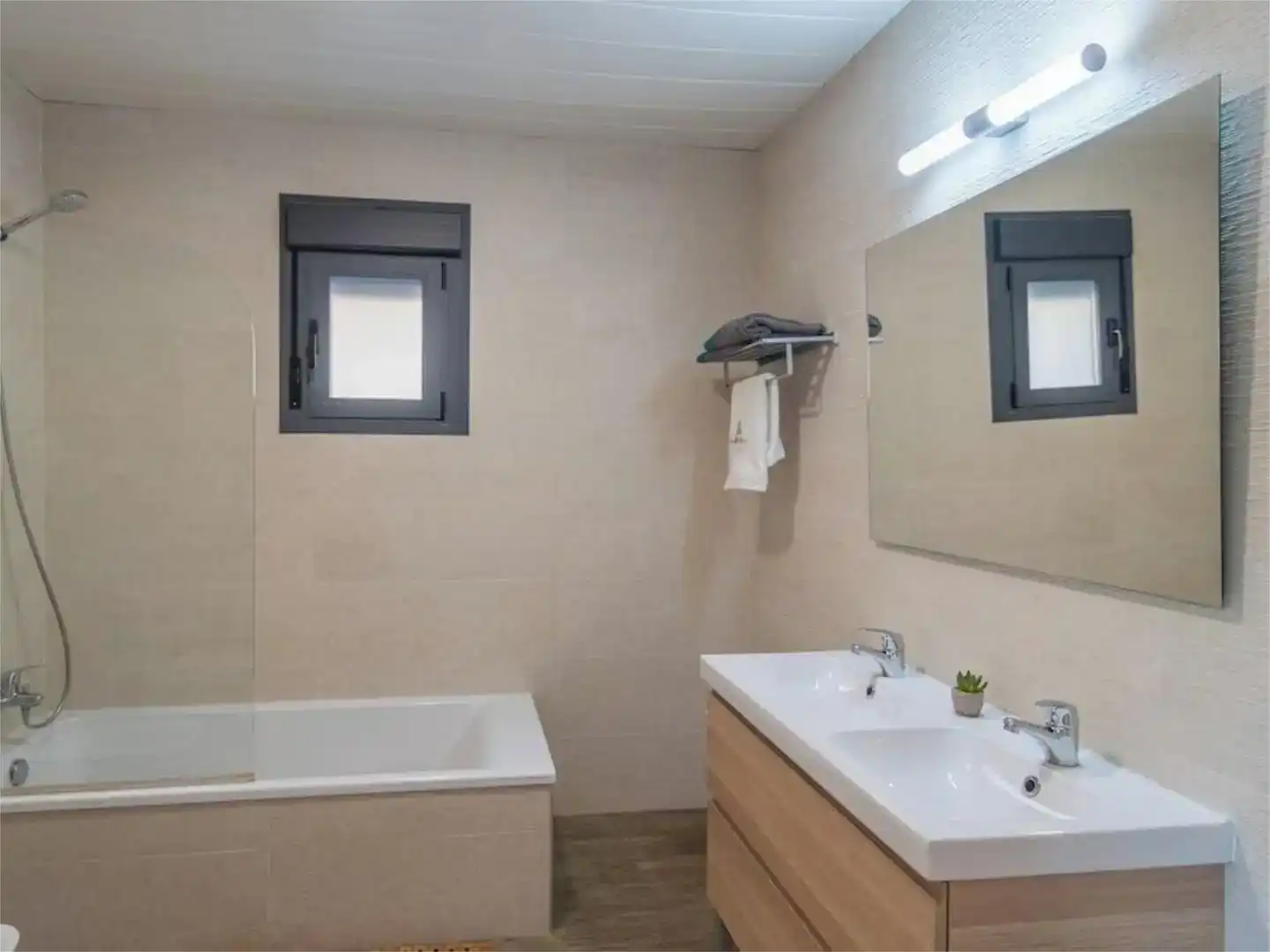 Baño de Casa o chalet de alquiler en Arenas con Aire acondicionado, Jardín privado y Piscina