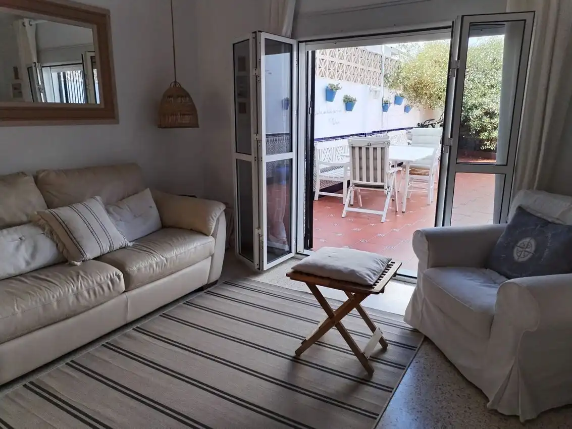 Sala d'estar de Casa adosada en venda en Chipiona amb Traster