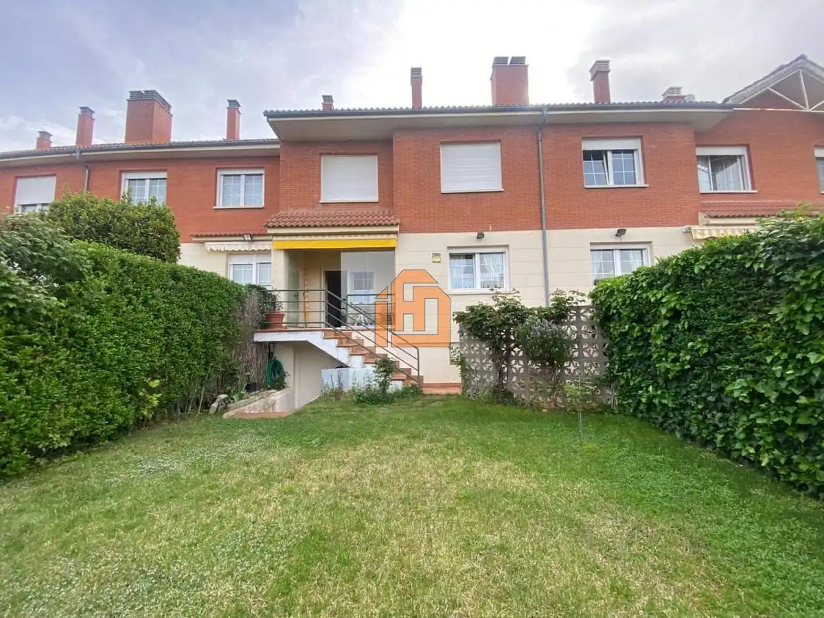 Garden of Houses for sale in Sariegos  with Heating and Parquet flooring