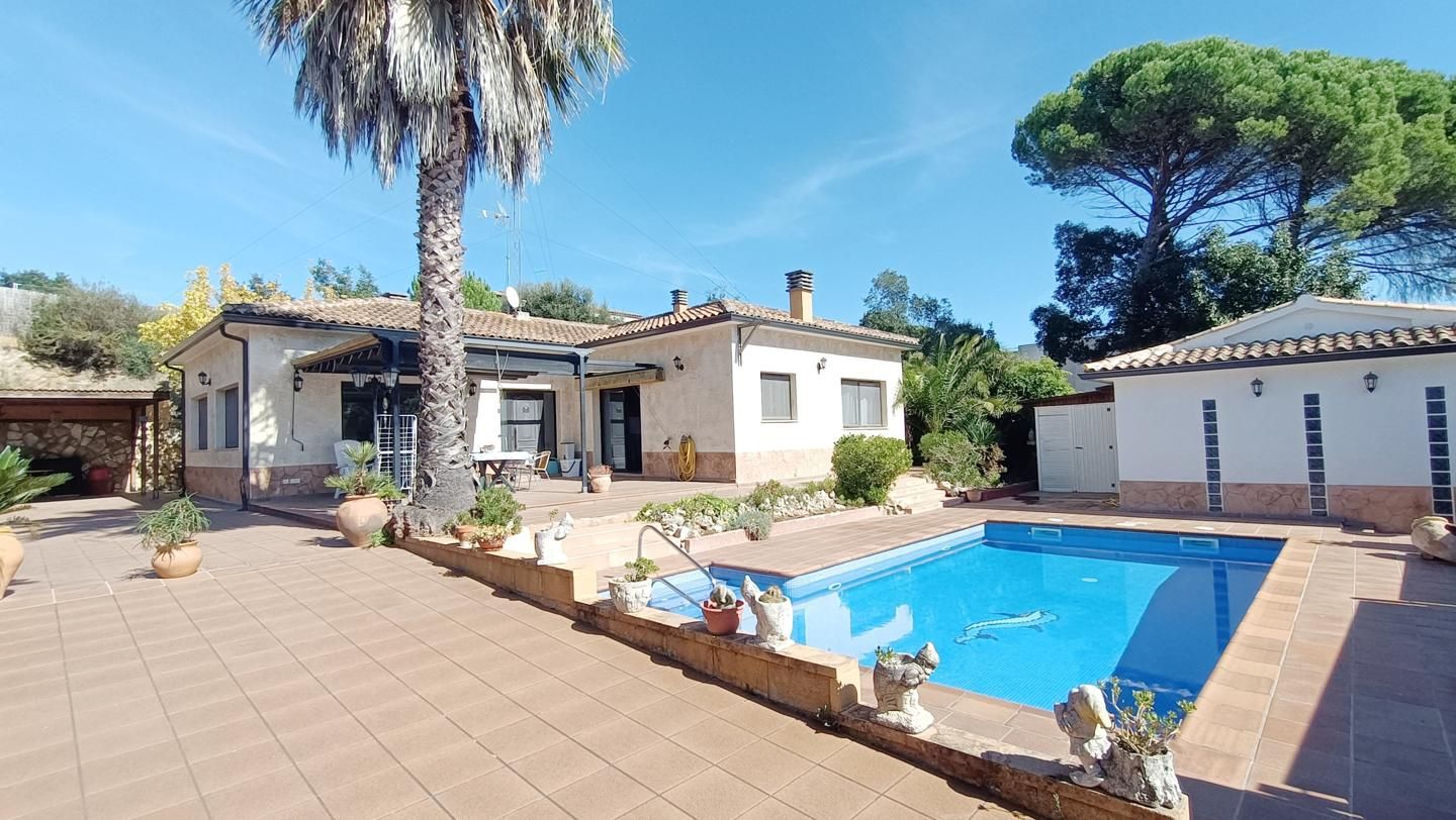 Vista exterior de Casa o xalet en venda en Vidreres amb Aire condicionat, Jardí privat i Terrassa